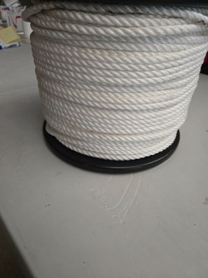 un gros plan sur une bobine de corde blanche posée sur une table