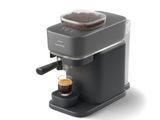 gros plan d'une cafetière sur fond blanc