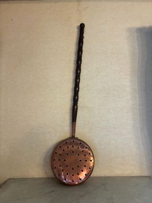 Bassinoire en cuivre en cuivre de forme circulaire à décor a…