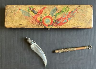 un couteau, un stylo et un étui posés sur une table