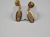 une paire de boucles d'oreilles dorées ornées d'un motif en spirale