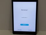 La tablette est posée sur la table, l'application s'affichant à l'écran