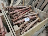 plein de vieux outils rouillés dans une caisse en bois