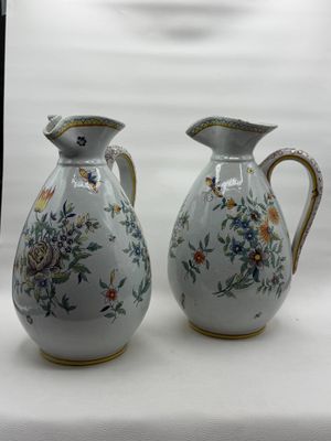 deux vases ornés de fleurs, posés sur une table