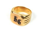 une image représentant une bague en or sur laquelle figurent les lettres « d h »