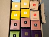 une boîte de parfums ouverte posée sur une table