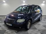 la photo d'une camionnette bleue garée dans un garage