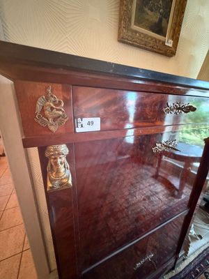 une commode surmontée d'un miroir dans une pièce