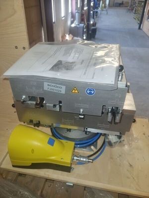 une machine posée sur une table en bois