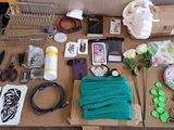 une table sur laquelle se trouvent de nombreux objets, notamment des ciseaux, des ciseaux et d'autres objets