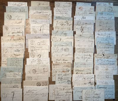 beaucoup de vieux papiers posés sur une table