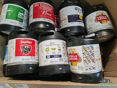 des bouteilles de bière dans un carton, avec des étiquettes dessus