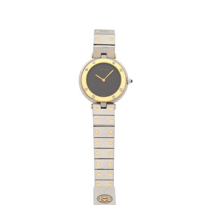 gros plan d'une montre-bracelet sur fond blanc