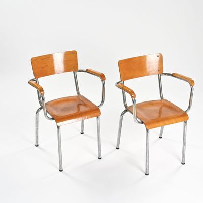 deux chaises assises l'une à côté de l'autre sur une surface blanche