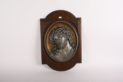 une photo d'une plaque représentant Jésus accrochée à un mur