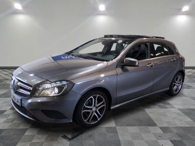 une photo d'une mercedes classe b argentée garée dans un garage