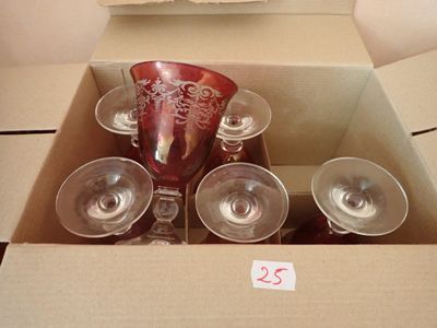 une boîte contenant des verres à vin et un vase