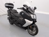 une photo d'une moto noire et blanche garée dans un garage