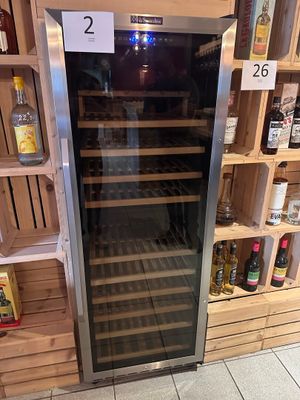 une armoire à vin au milieu d'un magasin rempli de bouteilles