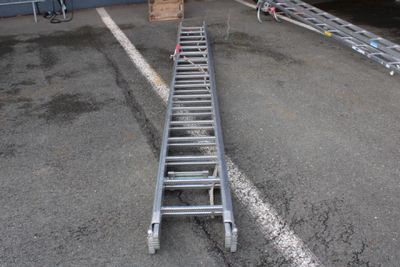 une photo d'une rampe métallique dans un parking