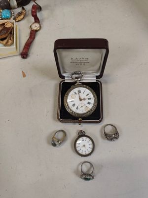 un coffret contenant une montre et plusieurs autres bijoux
