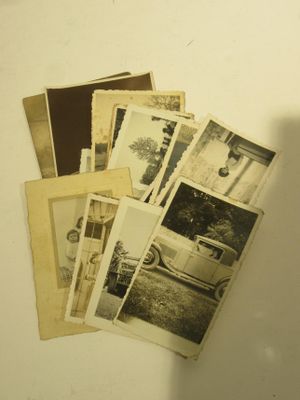 de nombreuses vieilles photos d'une voiture et d'un camion posées sur la table