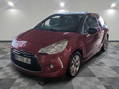 la citrole rouge est garee sur un sol en damier