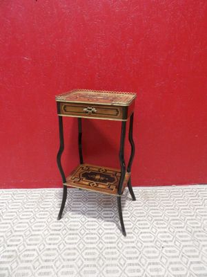 table d'appoint miniature pour maison de poupées, avec un tiroir et un autre tiroir posé dessus