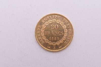 gros plan d'une pièce d'or sur une surface blanche