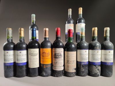 plusieurs bouteilles de vin sont alignées sur une table