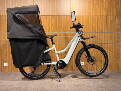 un vélo avec une housse à l'arrière