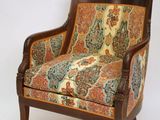 une chaise dont l'assise est recouverte d'un tissu coloré