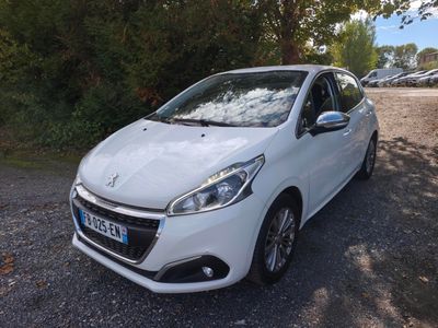 une voiture blanche garée sur un parking près de quelques arbres