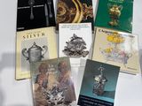 un grand nombre de livres posés sur une table