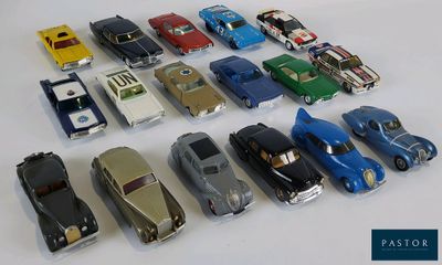 un grand nombre de petites voitures posées sur une table