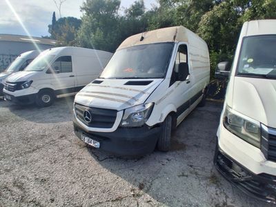 une camionnette blanche garée sur un parking à côté d'autres camionnettes