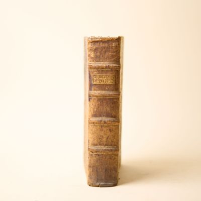 un vieux livre posé sur une table