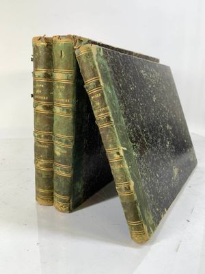 deux vieux livres posés sur une table