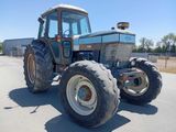 un tracteur garé sur le bord de la route