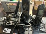 deux téléphones et un chargeur posés sur une table