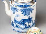 une théière bleue et blanche avec un couvercle et une tasse