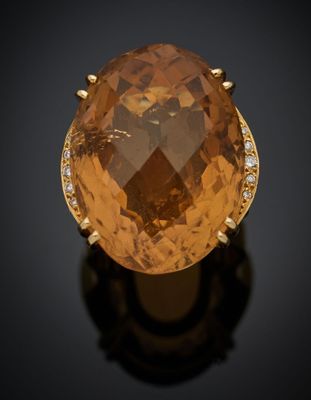 une bague en saphir orange et diamants