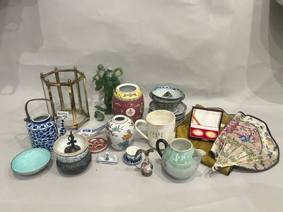 de nombreux types de tasses à thé et de soucoupes sur la table