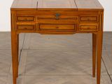 un petit bureau en bois muni de deux tiroirs