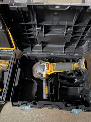 deux outils dans une boîte à outils posée par terre