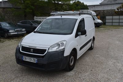 une camionnette blanche garée dans un parking