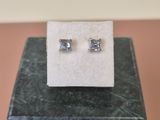 un gros plan sur une paire de boucles d'oreilles posées sur une boîte