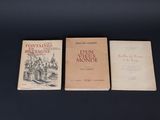 trois livres posés sur une table l'un à côté de l'autre