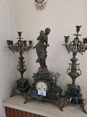 une horloge posée sur une table