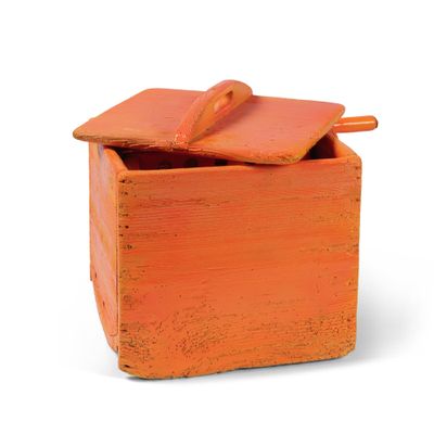 une petite boîte en bois avec un couvercle, sur fond blanc